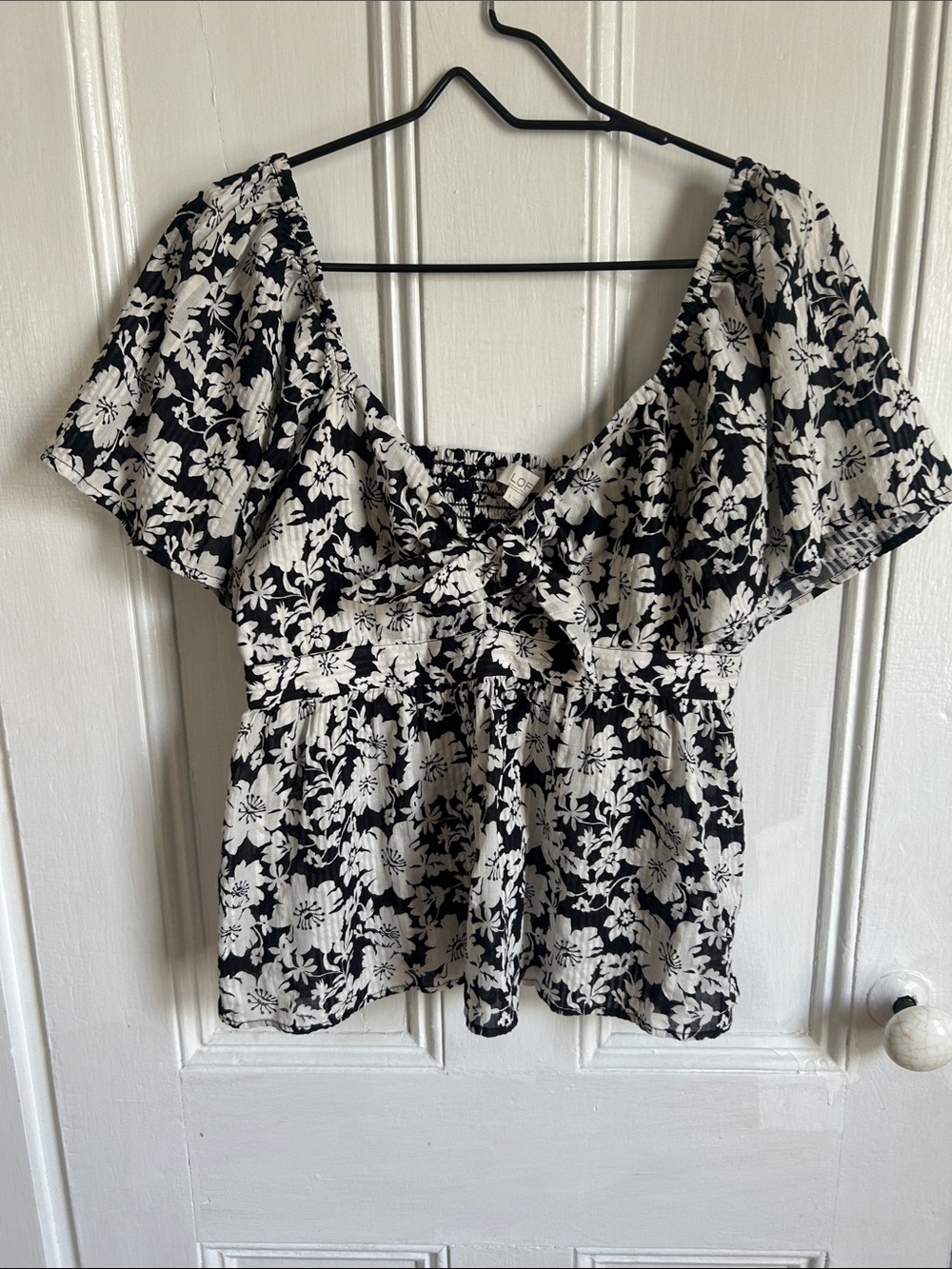 LOFT Black and White Floral Puff-Sleeve Peplum Top
